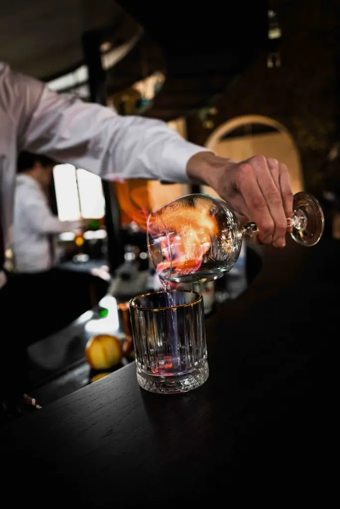 cocktail glas met brandende alcohol